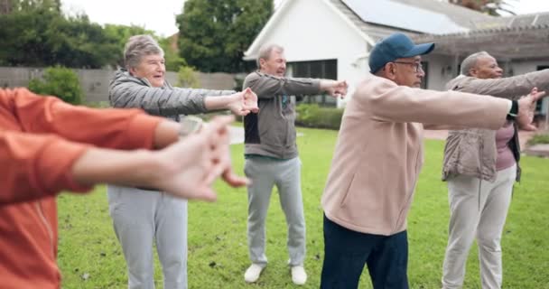 Персональный Тренер Пожилые Люди Растяжения Фитнесе Тренировки Открытом Воздухе Упражнения — стоковое видео