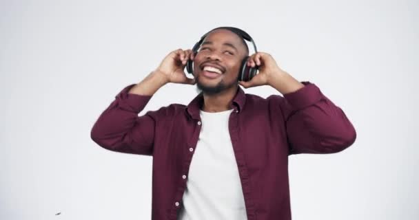 Μουσική Ακουστικά Και Μαύρος Άνθρωπος Χορεύουν Γιορτή Στούντιο Ειδήσεις Ανατροφοδότηση — Αρχείο Βίντεο