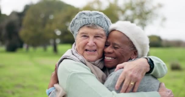 重逢和老朋友们拥抱在公园里一起散步呼吸新鲜空气 退休后的快乐女性 自然女性和老年女性 在花园里拥抱他人的关爱 联系或爱情 — 图库视频影像