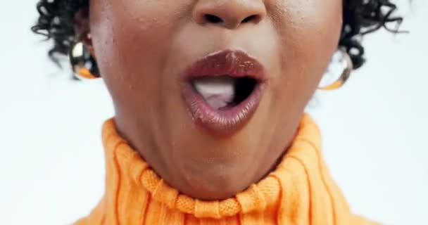 Usta Pianka Chciwość Kobietą Jedzącą Cukierki Studio Białym Tle Uśmiech — Wideo stockowe