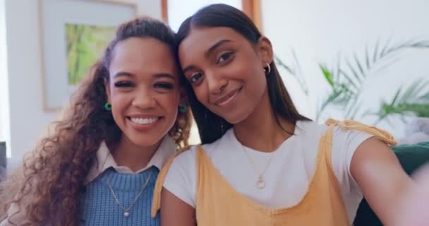Mujeres Juntas Selfie Signo Paz Casa Beso Golpe Feliz Con — Vídeo de stock
