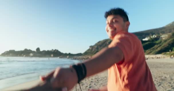 Пляж Пара Тримає Руки Збуджений Чоловік Бігає Посміхається Ходить Веселі — стокове відео