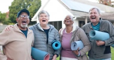 Yüz, komik ya da kıdemli arkadaşlar sağlık, sağlık ya da emeklilik eğitimi için birlikte çalışırlar. Kadınlar gülüyor, olgun erkekler ya da parktaki mutlu yaşlı insanlar grup yogasına başlamaya hazır..