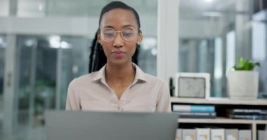 Siyahi kadın ve bilgisayarla online, araştırma ve iş planlama, web sitesi veya e-posta için ofiste. Ajans çalışanı ile teknoloji, bilgi veya öneri için iletişim, ağ ve internet.
