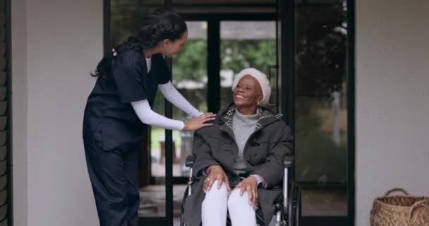 Alte Frau Rollstuhl Garten Oder Pflegerin Gespräch Unterstützung Pflegeheim Ruhestand — Stockvideo