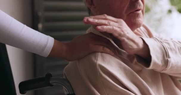 Starý Muž Invalidním Vozíku Pečovatel Nebo Držící Ruce Pro Naději — Stock video