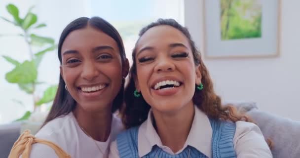 Ansikte Vänner Och Selfie Kvinnor Soffan Med Kyss Foto För — Stockvideo