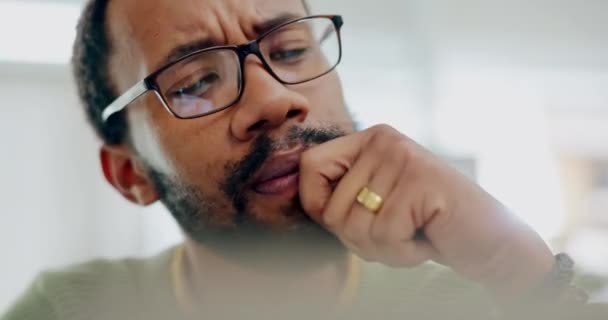 Zmatený Přemýšlivý Černý Muž Kanceláři Zatímco Pracuje Strategii Rozvoje Webových — Stock video