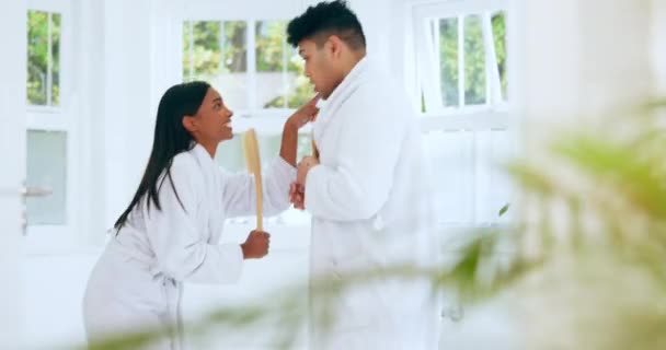 在浴室和刷在家里的夫妇在一起 有乐趣和放松 快乐的男人和女人 为了健康 卡拉Ok和健康的早晨关系 — 图库视频影像