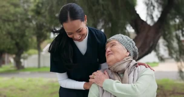 Krankenschwester Park Und Eine Seniorin Rollstuhl Park Die Gemeinsam Für — Stockvideo