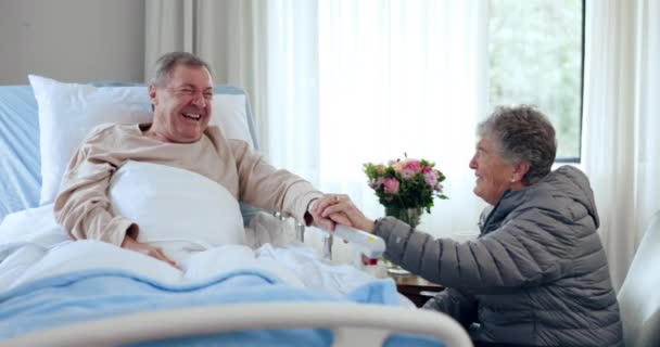 Hombre Viejo Cama Riendo Mujer Visita Hospital Con Apoyo Esperanza — Vídeo de stock