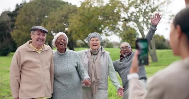 在公园 自然花园和户外结伴的老朋友们的波浪 电话和照片 老年人的照片 打招呼和滑稽的笑在一起为社交媒体 — 图库视频影像