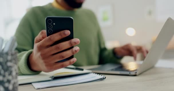 Handen Telefoon Laptop Met Typen Belasting Financiën Met App Denken — Stockvideo
