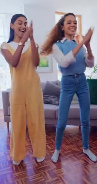 Feliz Mulheres Dança Para Postagem Mídia Social Vídeo Amigos Juntos — Vídeo de Stock
