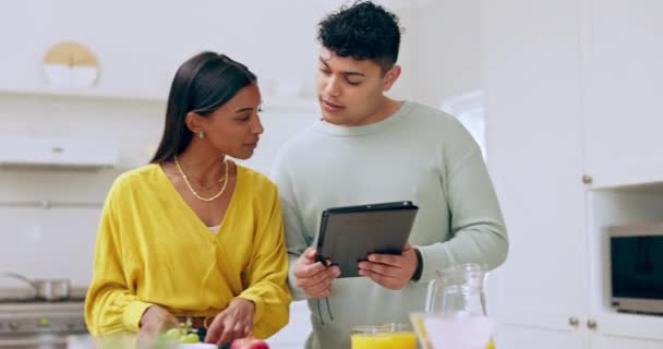 Cuisson Tablette Couple Heureux Avec Parler Aimer Dans Une Cuisine — Video