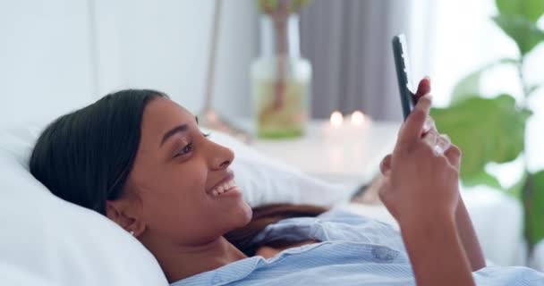 Ευτυχισμένη Γυναίκα Τηλέφωνο Και Πληκτρολόγηση Στο Κρεβάτι Μέσα Κοινωνικής Δικτύωσης — Αρχείο Βίντεο