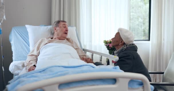 Oude Man Bed Vrouw Ziekenhuis Bezoeken Ondersteuning Met Zorg Vertrouwen — Stockvideo