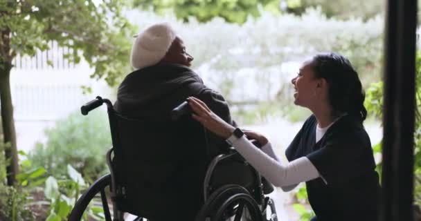 Cuidador Conversador Mujer Silla Ruedas Jardín Para Relajarse Con Enfermera — Vídeos de Stock