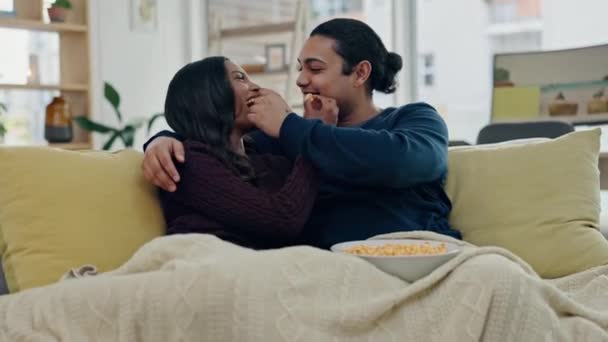 Popcorn Ludique Couple Manger Sur Canapé Maison Pour Coller Regarder — Video