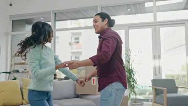 Couple Danse Heureux Dans Maison Neuve Immobilier Excité Pour Investissement — Video