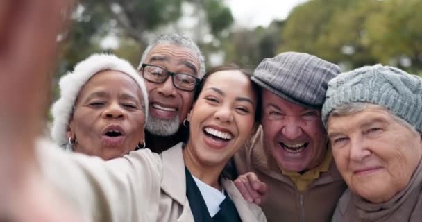 Verzorger Oude Mensen Selfie Lachen Buiten Met Ouderenzorg Welzijn Gezondheid — Stockvideo