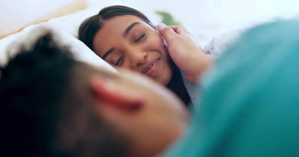 Pessoas Cama Juntos Conversa Travesseiro Amor Com Comunicação Casal Relaxar — Vídeo de Stock