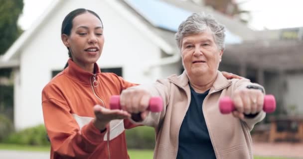 运动和与一名老年妇女一起在室外进行哑铃锻炼以增进健康或行动能力的教练 有个人训练和老年病人训练的健康 理疗或康复 — 图库视频影像