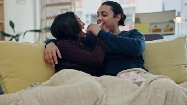 Marshmallow Brincalhão Casal Sofá Casa Para Ligação Relacionamento Saudável Felicidade — Vídeo de Stock