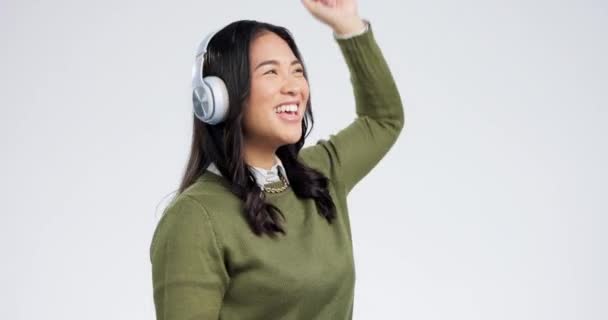 Tari Headphone Dan Wanita Asia Yang Bahagia Latar Belakang Putih — Stok Video