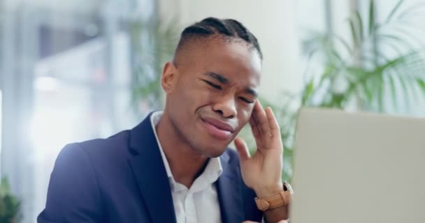 ビジネスマン 目の緊張のためのノートパソコンでの痛み オフィスの脳霧の危機 燃え尽き ストレス または間違いでコンピュータで働くアフリカの従業員 — ストック動画