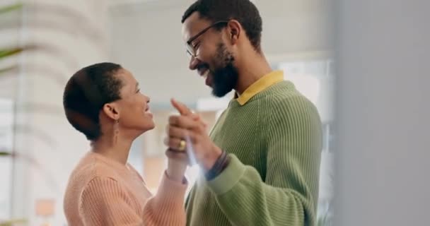 アフリカのカップルは 家で踊り 愛とケア 結婚記念日や面白い思い出と結びついています 黒人女性 幸せなダンサーとロマンス 手を握り 家で一緒に移動 — ストック動画