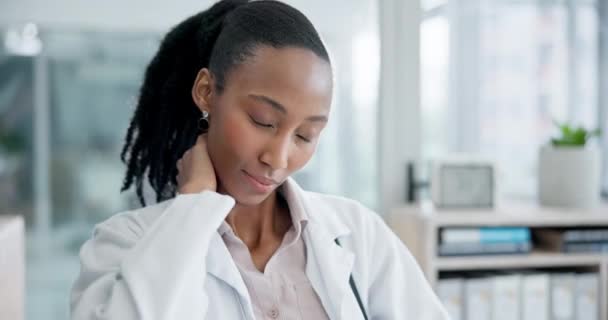 妇女和颈部疼痛与研究压力和医疗工作在医院办公室 非洲女性职业 焦虑和因医疗保健 健康和科学职业而导致的工作倦怠 — 图库视频影像