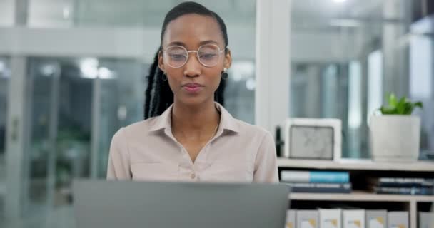 Línea Investigación Negocio Con Mujer Negra Portátil Oficina Para Planificación — Vídeo de stock