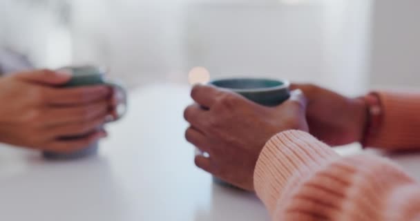 对话和女人的手一起坐在餐桌边聊天 并与一杯茶或浓缩咖啡粘合在一起 交流和朋友们在午餐 早餐和讨论中休息一下 — 图库视频影像