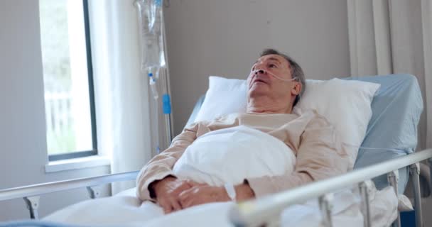 Kanser Sağlık Hizmetleri Hastanede Yatan Yaşlı Bir Adam Yatakta Yatarken — Stok video