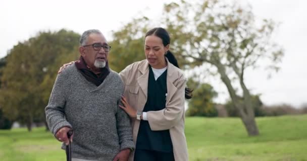 Gezondheidszorg Pensionering Oude Man Met Verpleegster Het Park Samen Wandelen — Stockvideo