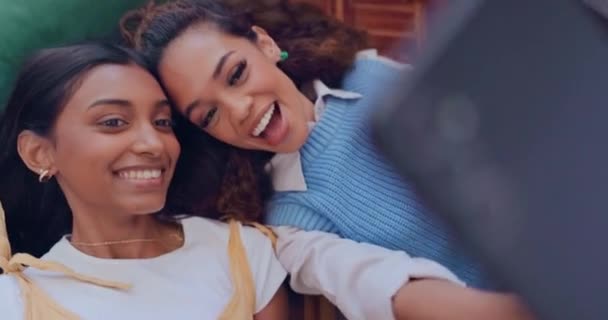 Selfie Friends Women Floor Peace Sign Take Photo Memory Social — Stock Video
