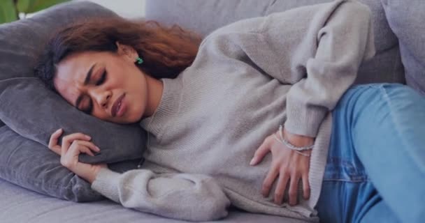 Persona Enfermo Dolor Período Sofá Casa Con Endometriosis Crisis Colon — Vídeos de Stock