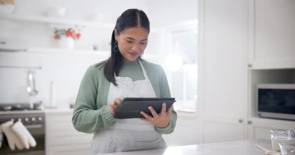 Cocina Conexión Mujer Con Tablet Mecanografía Redes Sociales Con Lectura — Vídeo de stock