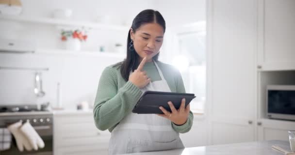 Cocina Pensamiento Mujer Con Tablet Mecanografía Aprendizaje Con Vídeo Redes — Vídeo de stock