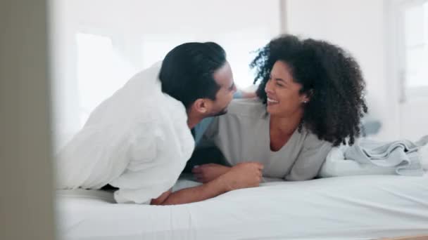 Σπίτι Κρεβάτι Και Ζευγάρι Αγάπη Κουβέρτα Και Γάμο Ρομαντισμό Χιούμορ — Αρχείο Βίντεο
