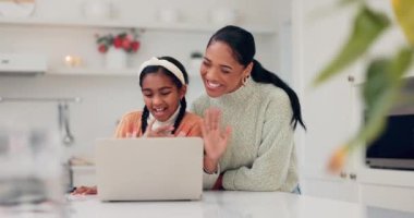 Çevrimiçi, çocuklu el sallayan ve dizüstü bilgisayarlı ve sohbet için video ve mutfakta bir anne. Education, bilgisayar ve mutlu kız gülümsemesi ile dijital webinar, geliştirme ve web sınıf aile evinde.