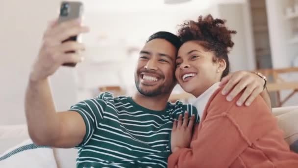 Ζευγάρι Selfie Και Γέλιο Στον Καναπέ Σπίτι Και Δάχτυλα Της — Αρχείο Βίντεο