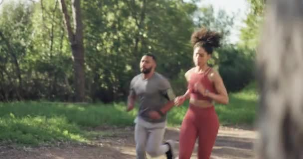 在公园里跑步 运动和结伴外出锻炼 以获得健康和锻炼 健康和运动员性质的男子和妇女开始有氧运动 运动和跑步训练或健康的挑战 — 图库视频影像