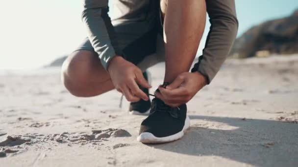 Kaki Pelari Dan Sepatu Dasi Pantai Untuk Menjalankan Latihan Dan — Stok Video