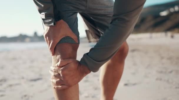 Diz Ağrısı Plaj Spor Koşucusunun Bacakları Sağlık Riski Egzersiz Yarası — Stok video