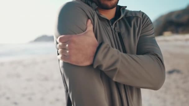 Schulterverletzung Strand Und Hände Des Läufers Mit Gesundheitsrisiko Trainingsverletzung Oder — Stockvideo