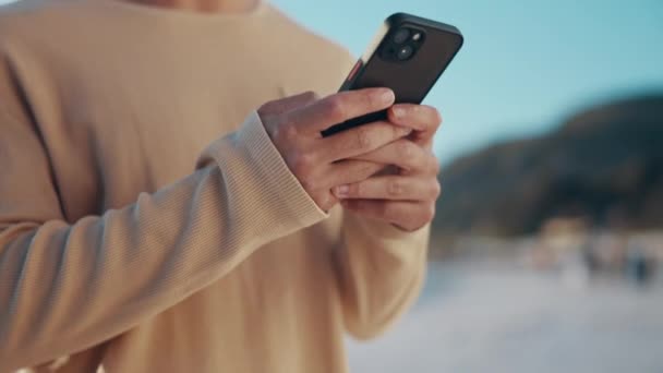 Natur Telefon Och Närbild Händer Som Skriver Ett Sms Sociala — Stockvideo