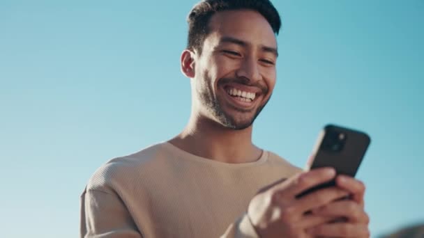 Голубое Небо Телефон Молодой Человек Текстовым Сообщением Социальных Сетях Мобильном — стоковое видео