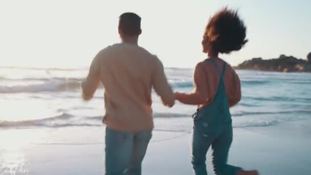 Strand Händchen Halten Und Paar Mit Sonnenuntergang Laufen Und Reisen — Stockvideo